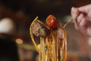 tallarín saltado criollo